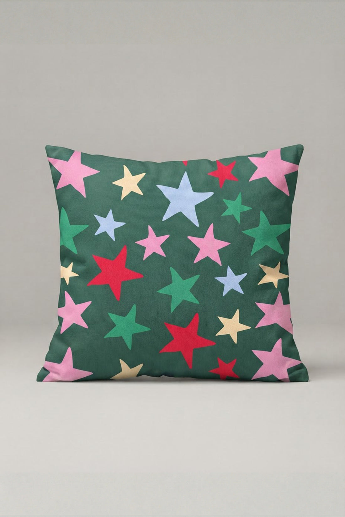 Yeşil Zemin Renkli Yıldız Desenli Kırlent Kılıfı 258 – Star Garden Tasarım 45x45 cm ürün görseli 1