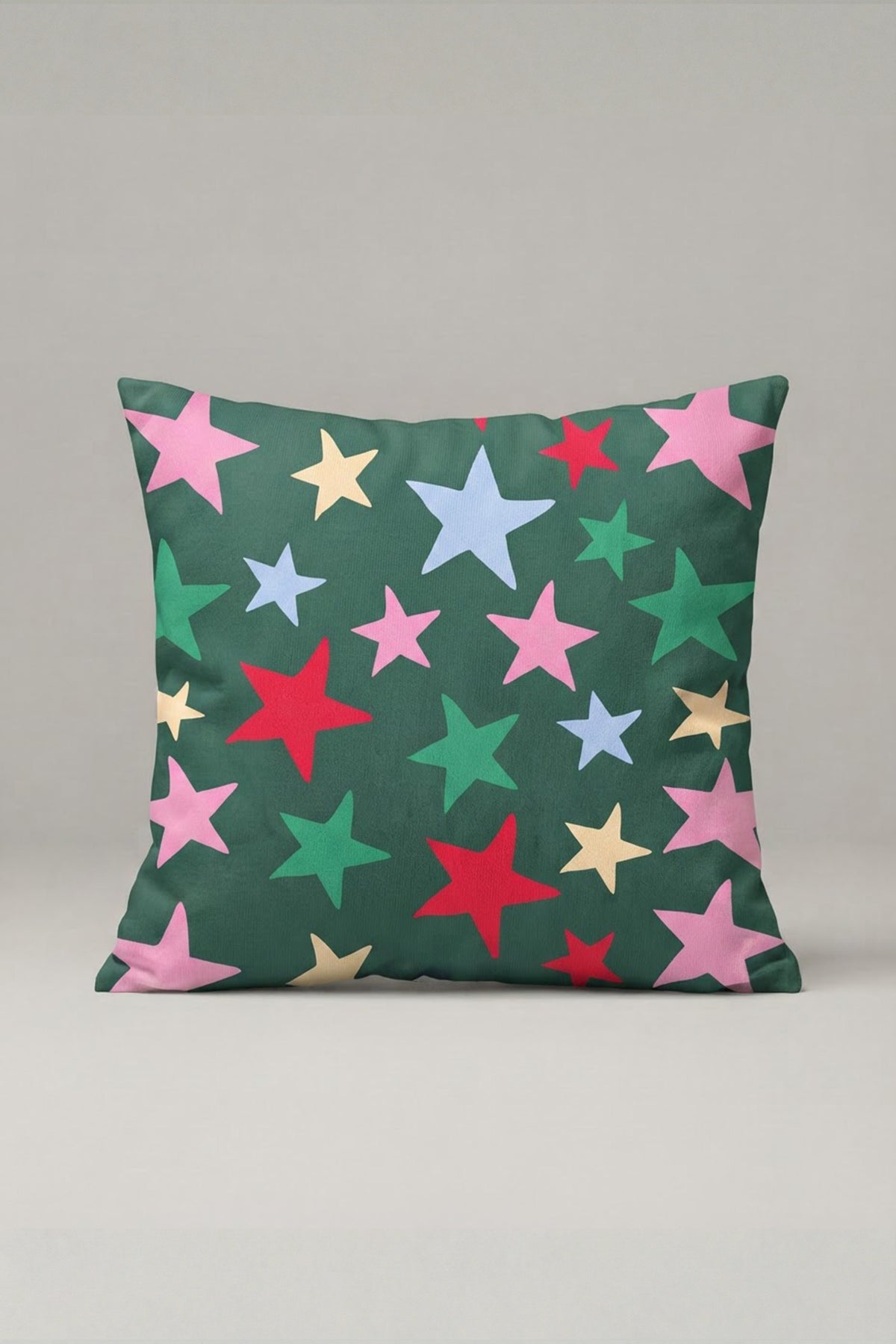 Yeşil Zemin Renkli Yıldız Desenli Kırlent Kılıfı 258 – Star Garden Tasarım 45x45 cm ürün görseli 1