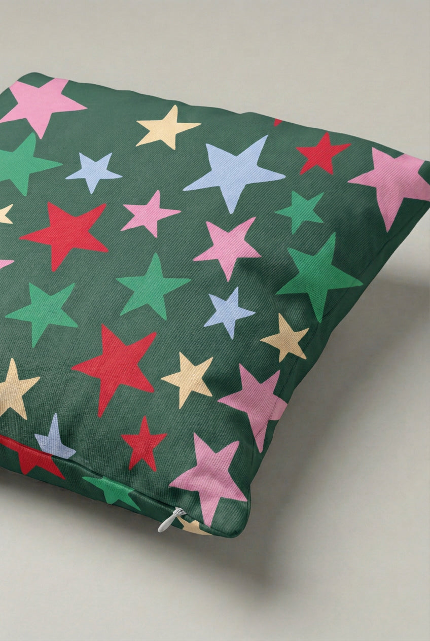 Yeşil Zemin Renkli Yıldız Desenli Kırlent Kılıfı 258 – Star Garden Tasarım 45x45 cm ürün görseli 2