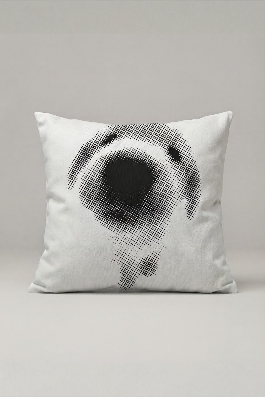 Siyah Beyaz Yakın Plan Köpek Desenli Kırlent Kılıfı 261 – Curious Dog Tasarım 45x45 cm ürün görseli 1
