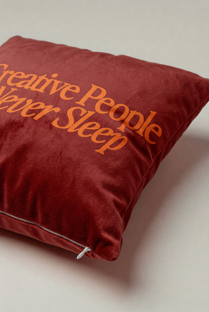 Bordo Creative People Never Sleep Yazılı Kırlent Kılıfı 265 – Creative Night Tasarım 45x45 cm ürün görseli 2