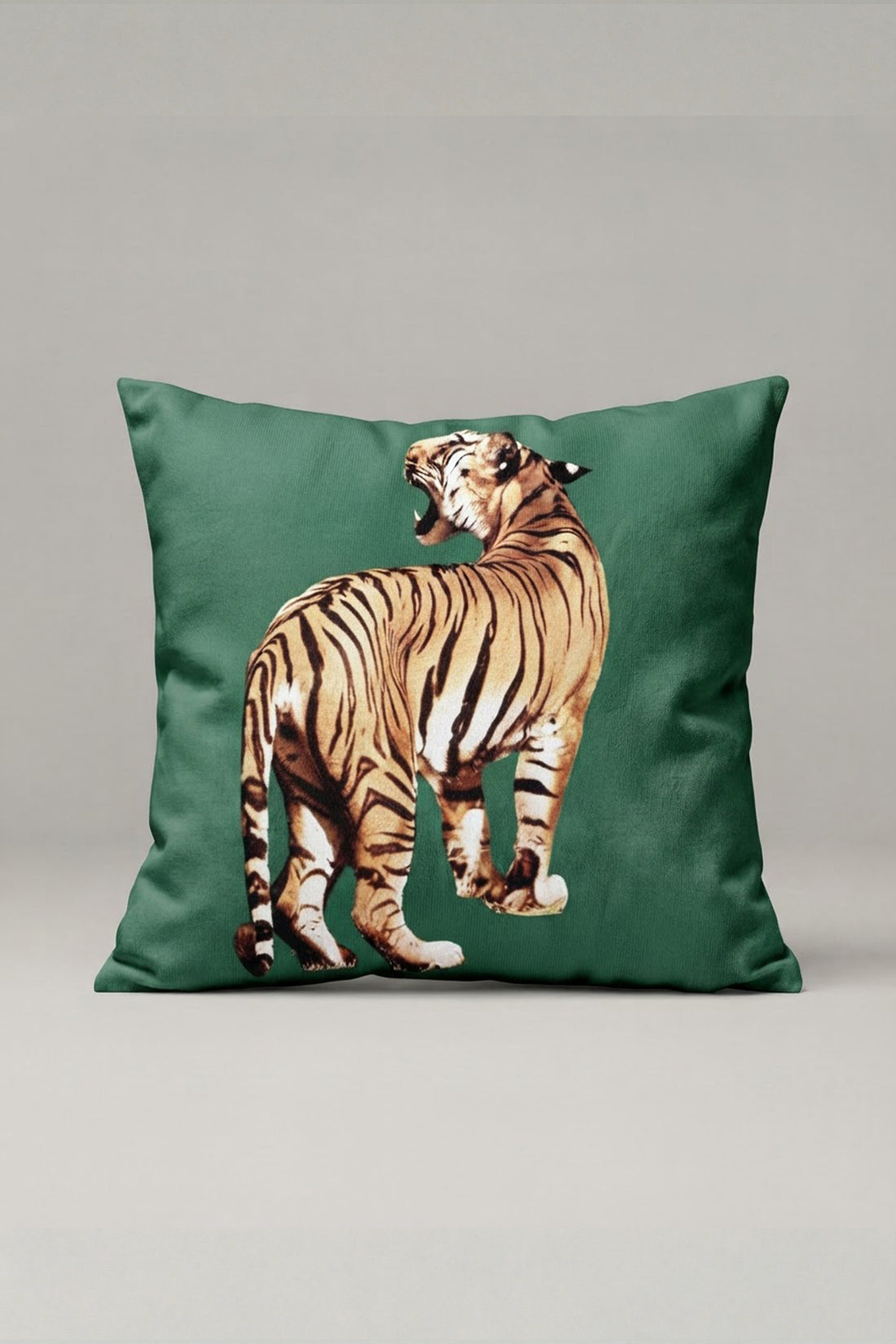 Yeşil Zemin Vintage Kaplan Desenli Kırlent Kılıfı 284 – Emerald Tiger Tasarım 45x45 cm ürün görseli 1