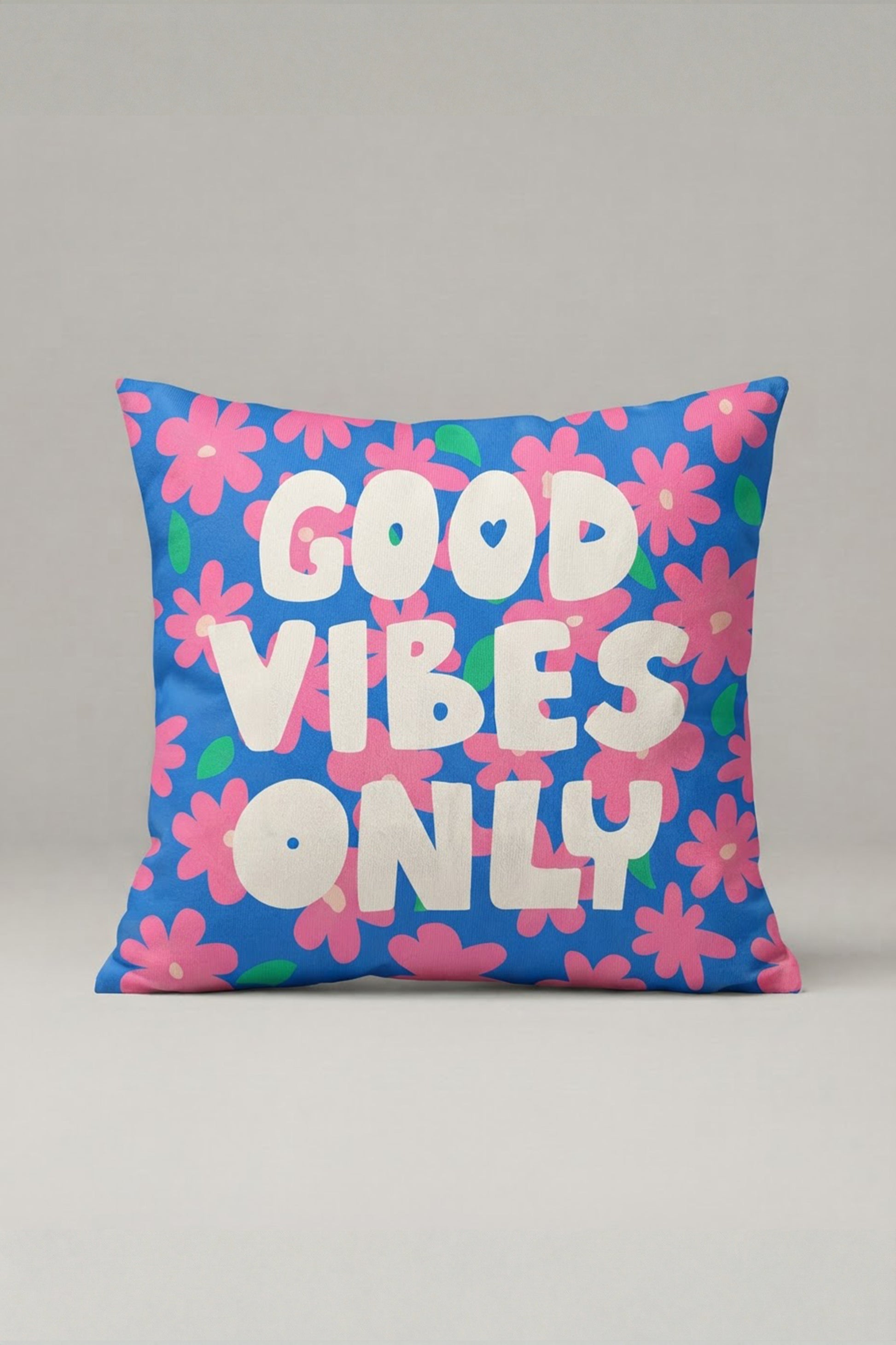 Mavi Pembe Çiçekli Good Vibes Only Yazılı Kırlent Kılıfı 293 – Good Vibes Garden Tasarım 45x45 cm ürün görseli 1