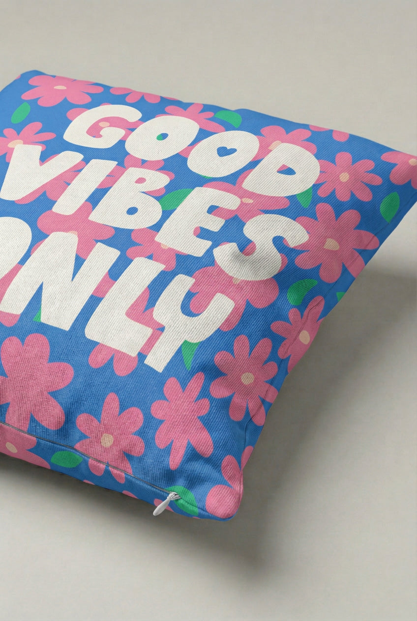 Mavi Pembe Çiçekli Good Vibes Only Yazılı Kırlent Kılıfı 293 – Good Vibes Garden Tasarım 45x45 cm ürün görseli 2