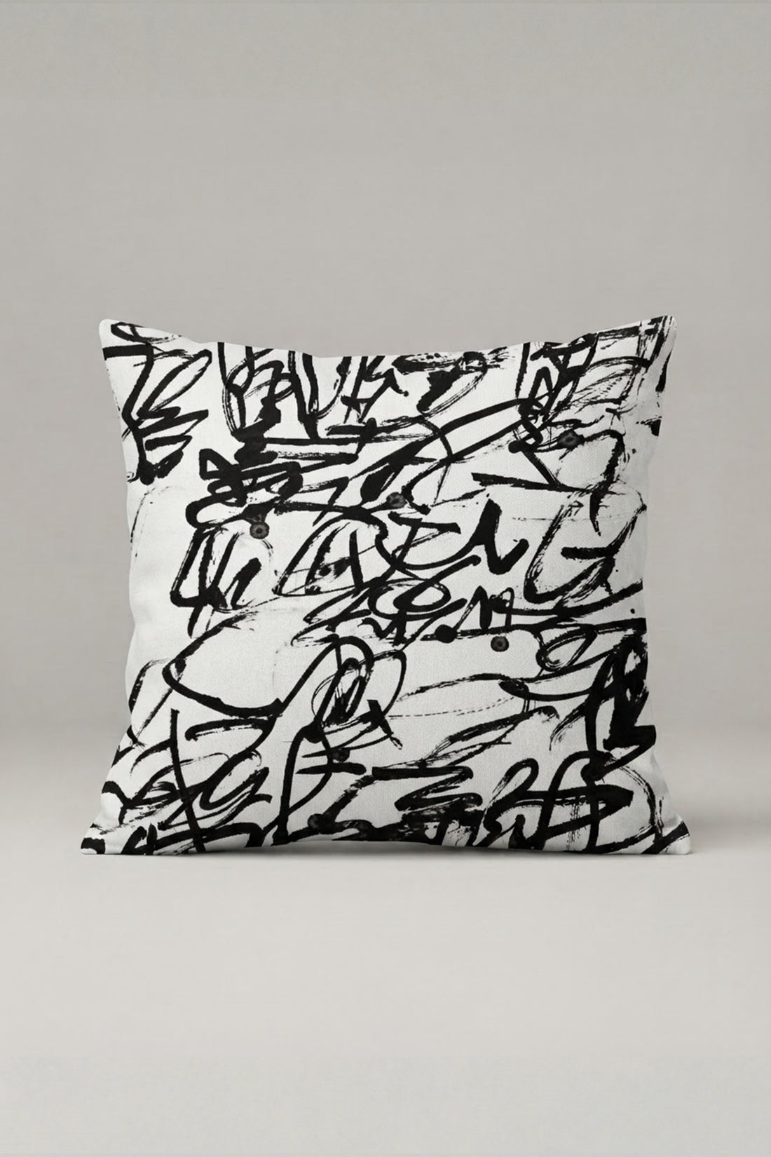 Siyah Beyaz Grafiti Karalama Desenli Kırlent Kılıfı 301 – Urban Scribble Tasarım 45x45 cm ürün görseli 1