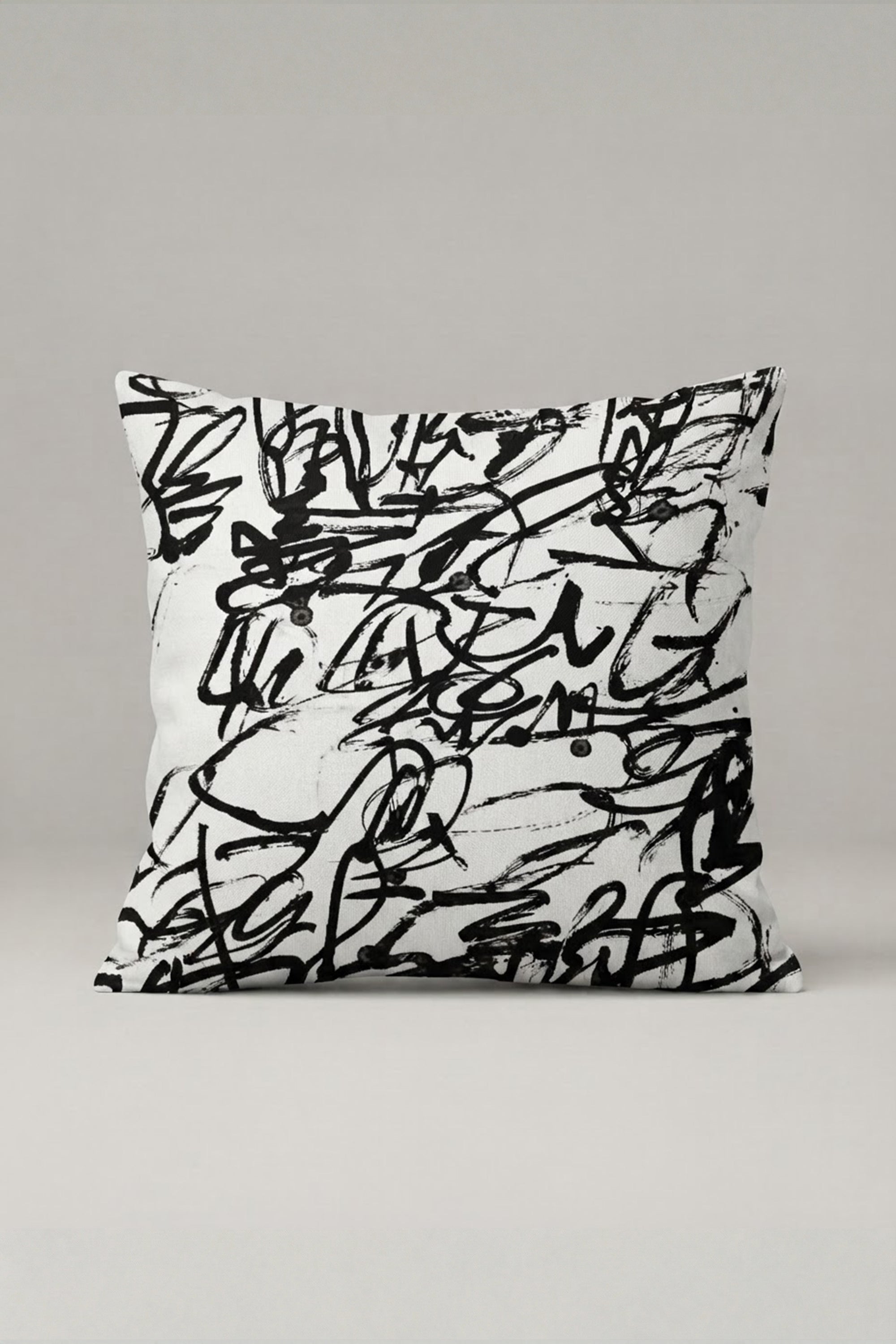Siyah Beyaz Grafiti Karalama Desenli Kırlent Kılıfı 301 – Urban Scribble Tasarım 45x45 cm ürün görseli 1