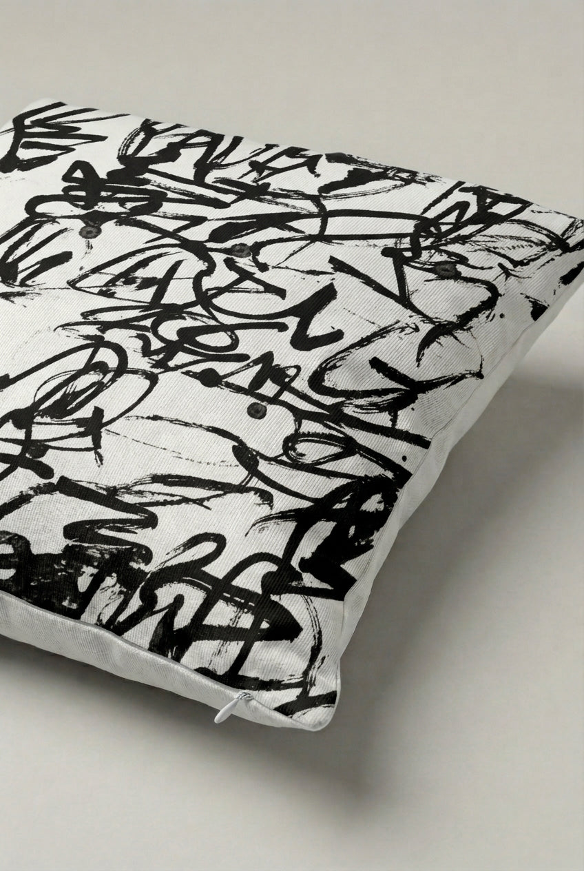 Siyah Beyaz Grafiti Karalama Desenli Kırlent Kılıfı 301 – Urban Scribble Tasarım 45x45 cm ürün görseli 2