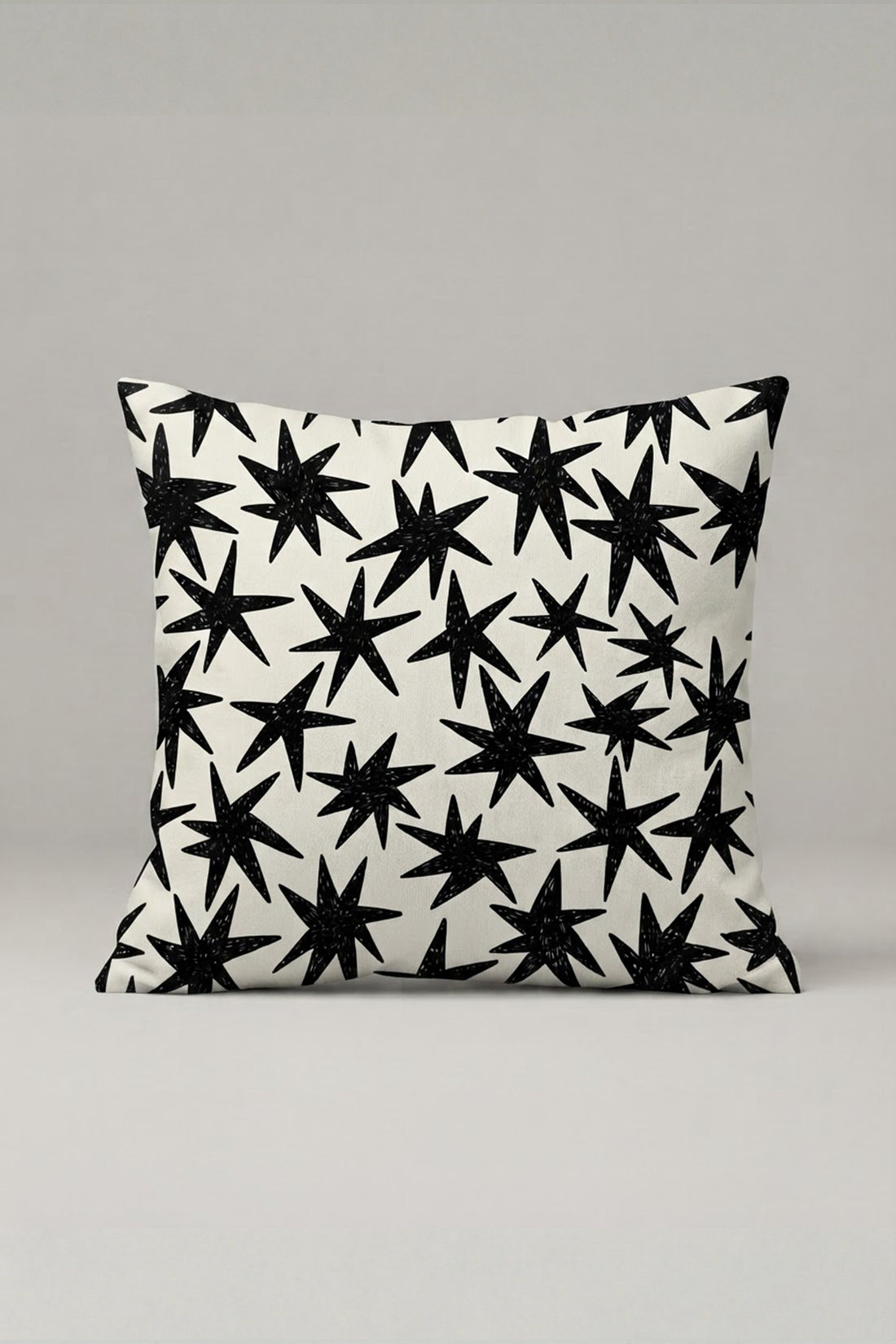 Siyah Beyaz Yıldız Desenli Kırlent Kılıfı 302 – Mono Stars Tasarım 45x45 cm ürün görseli 1