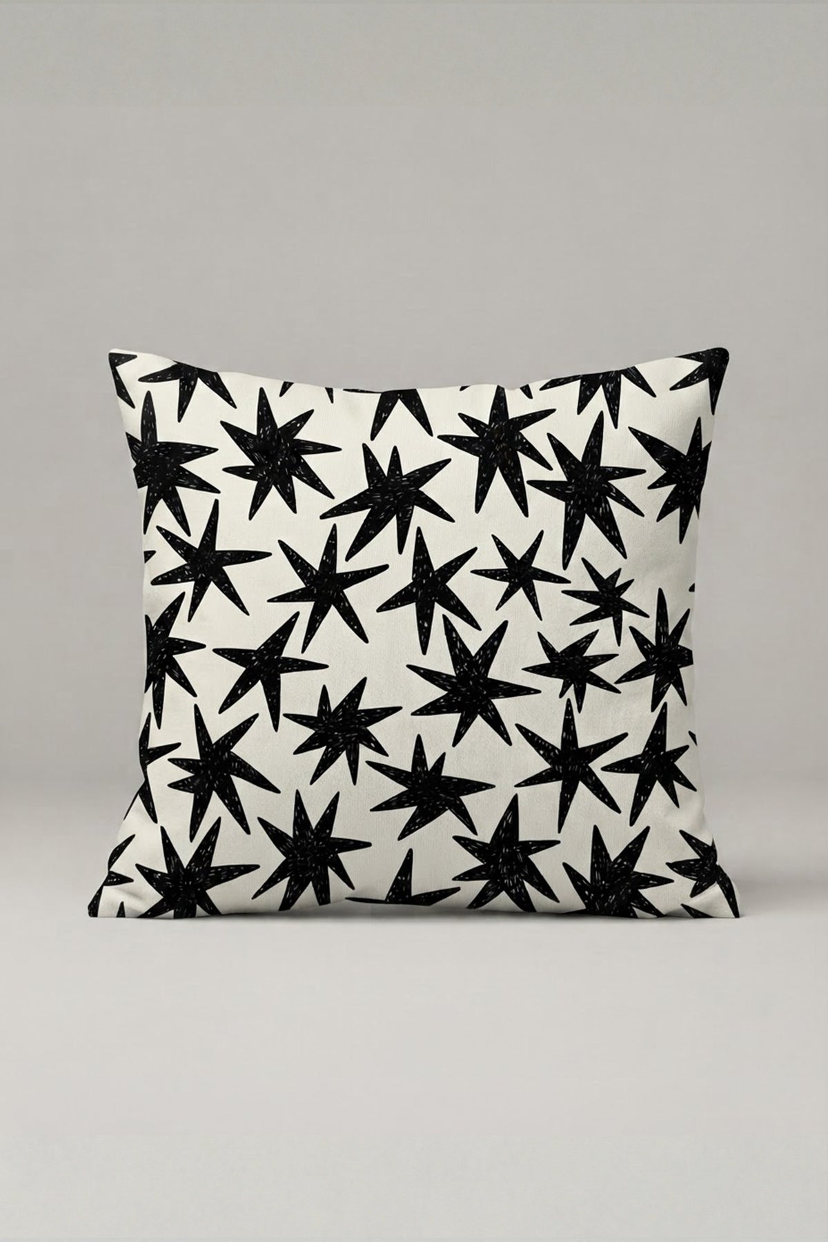 Siyah Beyaz Yıldız Desenli Kırlent Kılıfı 302 – Mono Stars Tasarım 45x45 cm ürün görseli 1