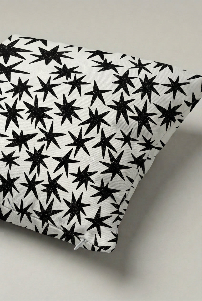 Siyah Beyaz Yıldız Desenli Kırlent Kılıfı 302 – Mono Stars Tasarım 45x45 cm ürün görseli 2