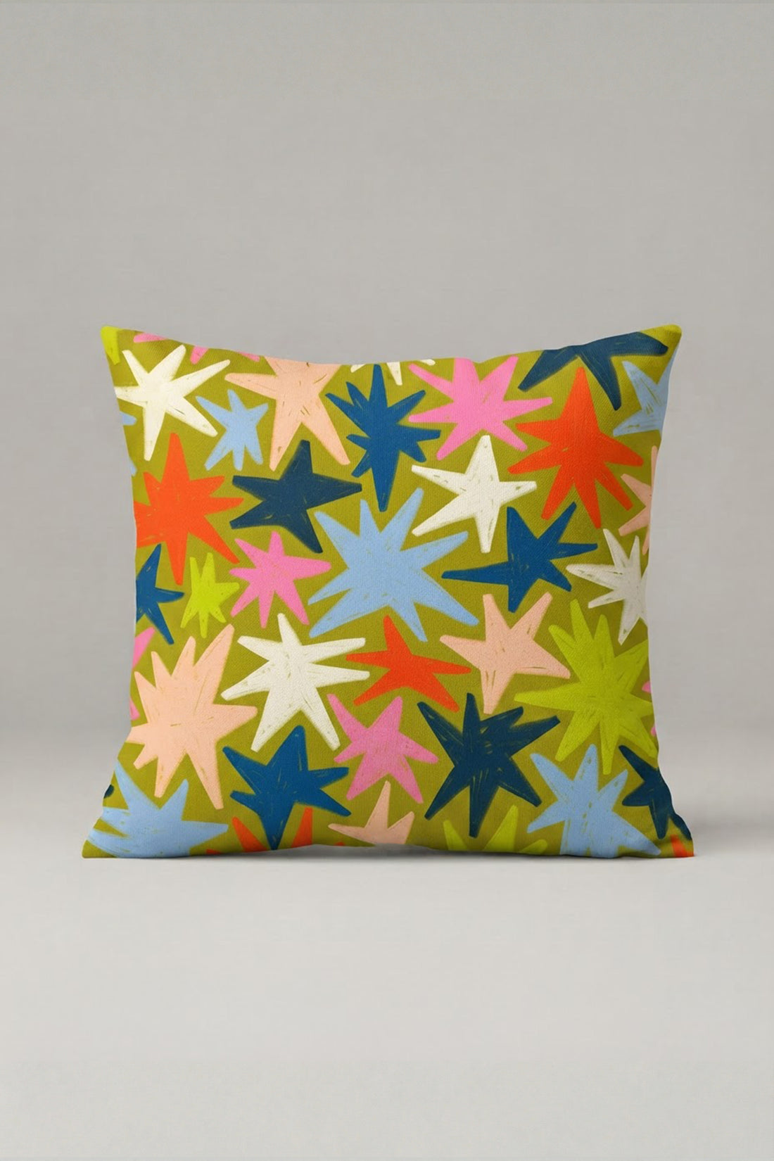 Yeşil Zemin Renkli Yıldız Desenli Kırlent Kılıfı 305 – Color Starburst Tasarım 45x45 cm ürün görseli 1