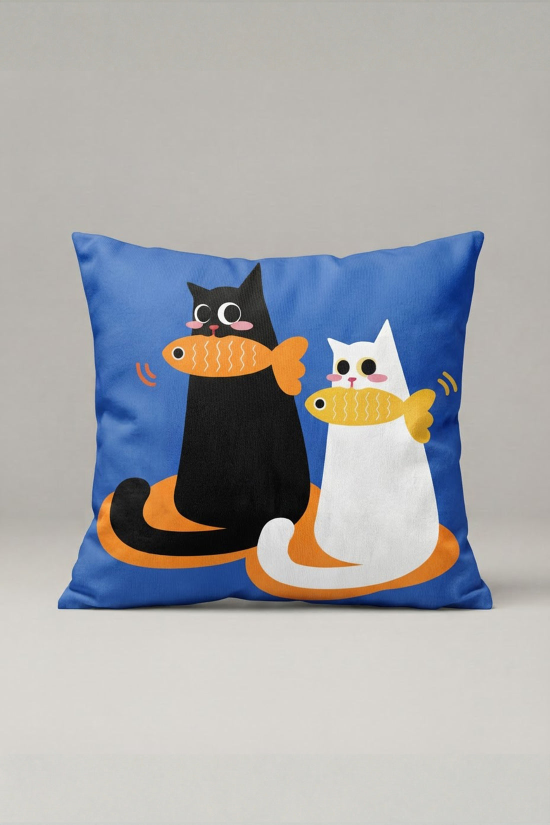 Mavi Zemin Siyah Beyaz İki Kedi Desenli Kırlent Kılıfı 317 – Cat Duo Tasarım 45x45 cm ürün görseli 1