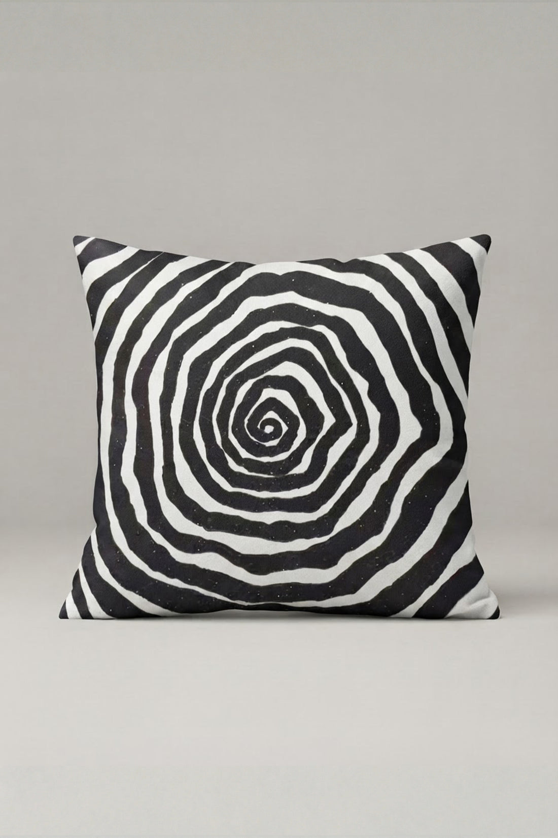 Siyah Beyaz Hipnotik Spiral Desenli Kırlent Kılıfı 330 – Hypnotic Spiral Tasarım 45x45 cm ürün görseli 1
