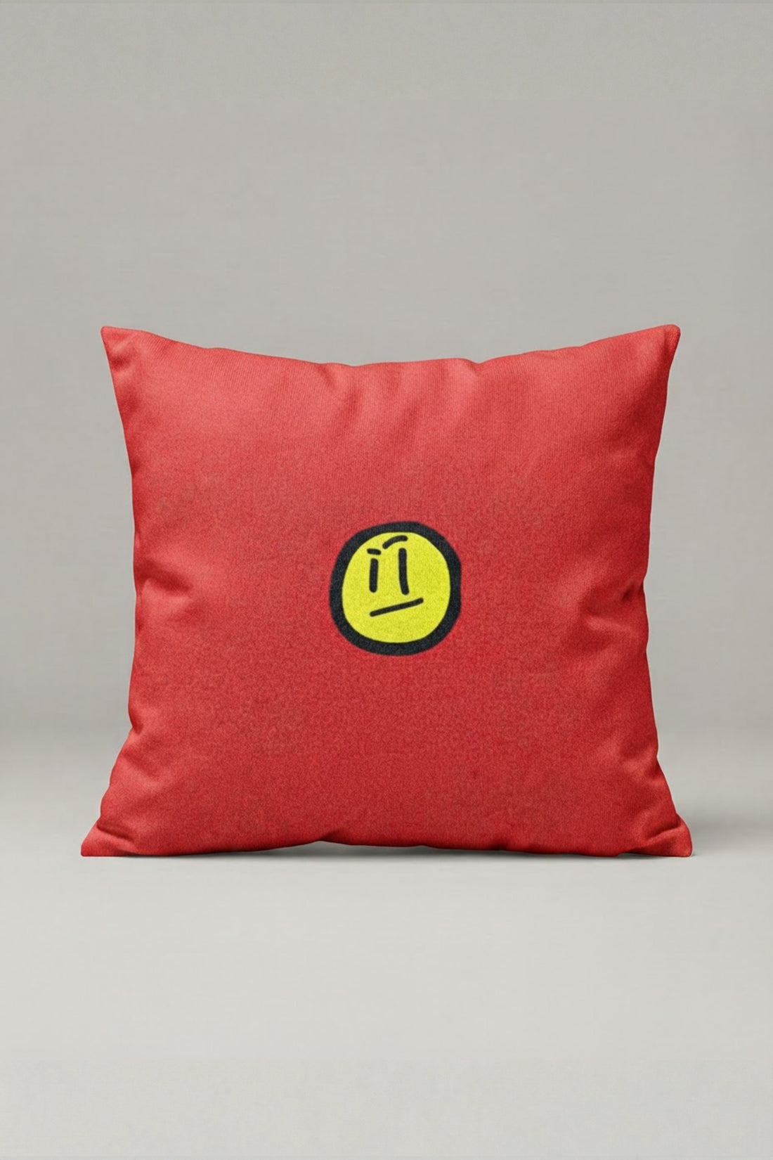 Kırmızı Minimal Gülen Yüzlü Kırlent Kılıfı 335 – Red Happy Face Tasarım 45x45 cm ürün görseli 1
